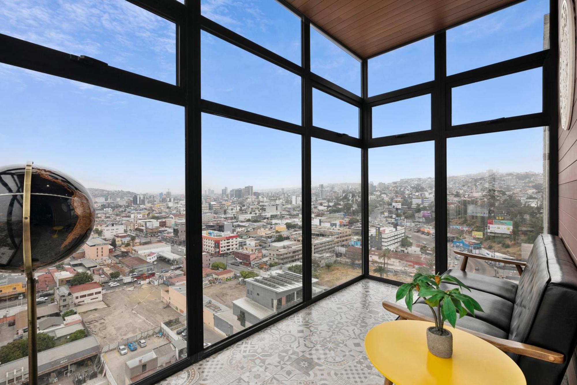 Downtown Apartment With Balcony City View, Gym & Lounge ティファナ エクステリア 写真